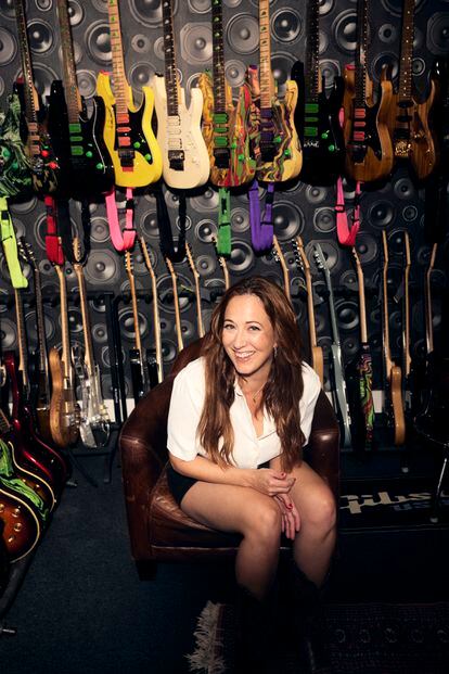 Mai Meneses, fotografiada junto a la colección de guitarras de su marido, en su casa de la localidad madrileña de Boadilla del Monte.