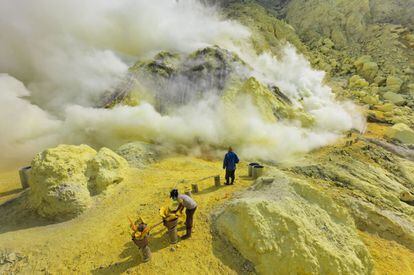 Junto a un ácido lago volcánico de color turquesa se abre un humeante paisaje amarillo, donde el hombre extrae manualmente azufre. Los mineros cargan el sulfúrico material en cestas desde el fondo del cráter cuesta arriba. Pero el volcán de Ijen, en la isla indonesia de Java, también es un destino turístico. Se organizan excursiones nocturnas para ver el cráter del fuego azul, cuyas intensas llamas alcanzan temperaturas de hasta 600ºC y se alimentan del gas sulfúrico que emerge entre las grietas.