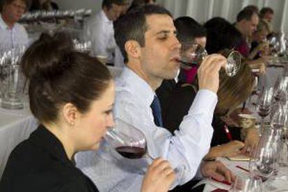 Varios profesionales prueban los vinos de La Rioja durante la presentación de los vinos en el Salón de Vinos de Rioja, que se celebra en Nueva York organizado por el Consejo Regulador de la Denominación de Origen Calificada (DOCa) Rioja.