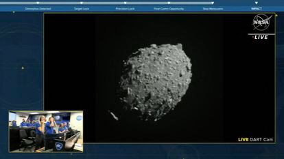 This screengrab made from NASA live feed on September 26, 2022, shows Dimorphos just before the Double Asteroid Redirection Test (DART) made impact with the asteroid, as watched by the NASA team (bottom L) at DART headquarters in Laurel, Maryland. (Photo by NASA / AFP) / RESTRICTED TO EDITORIAL USE - MANDATORY CREDIT "AFP PHOTO / NASA " - NO MARKETING - NO ADVERTISING CAMPAIGNS - DISTRIBUTED AS A SERVICE TO CLIENTS