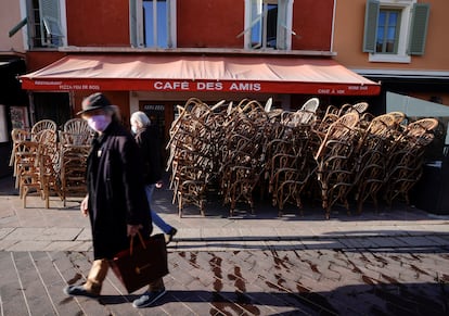 Los bares permanecerán aún cerrados en Francia, que refuerza las medidas restrictivas para frenar la pandemia de coronavirus.
