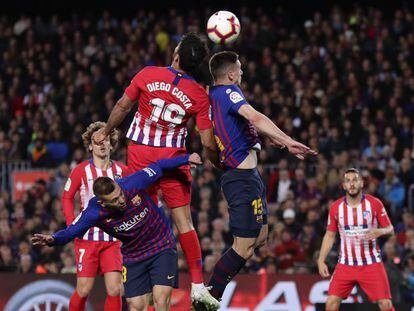 Costa y Lenglet saltan por el balón.