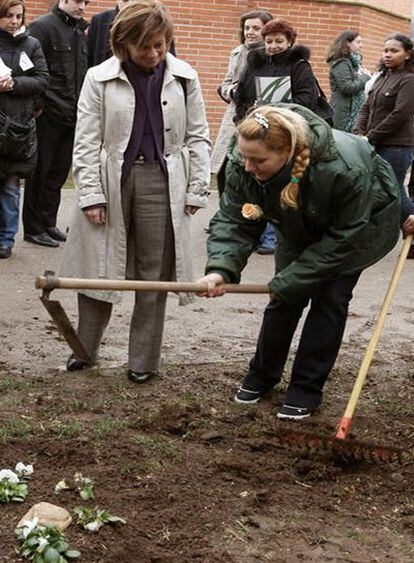 La ministra de Medio Ambiente, Elena Espinosa, durante la inauguración de una nueva edición del Proyecto Oxígeno hoy en el Centro Penitenciario de Alcalá de Henares, en Madrid.