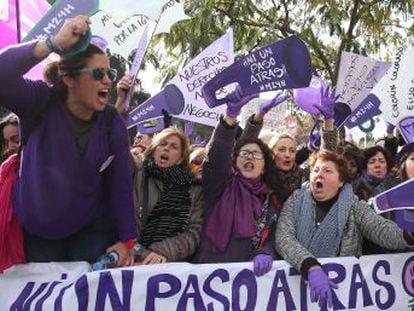 Miles de mujeres, convocadas por grupos feministas, arrancan en Sevilla las protestas contra las políticas de Vox. Hay previstas marchas en un centenar de localidades