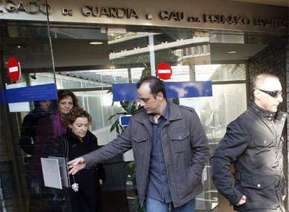 Los marineros Gaizka Iturbe (izquierda) y Ángel María Diego salen de los juzgados de Gernika.