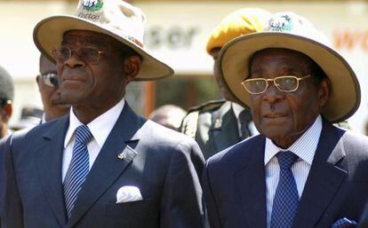 El presidente ecuatoguineano, Teodoro Obiang (izquierda), junto a su hom&oacute;logo zimbabuense, Robert Mugabe, en una feria en Harare en 2007.