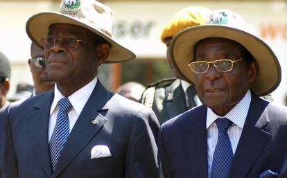 El presidente ecuatoguineano, Teodoro Obiang (izquierda), junto a su homólogo zimbabuense, Robert Mugabe, en una feria en Harare en 2007.