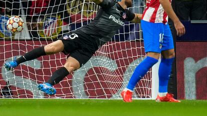 Oblak encaja el segundo gol del Liverpool durante el partido de la Liga de Campeones disputado el pasado 19 de octubre en el Wanda Metropolitano. (AP Photo/Manu Fernandez)
