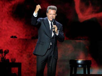 El cantante mexicano Luis Miguel durante su concierto de este domingo en el Winzink Center de Madrid.