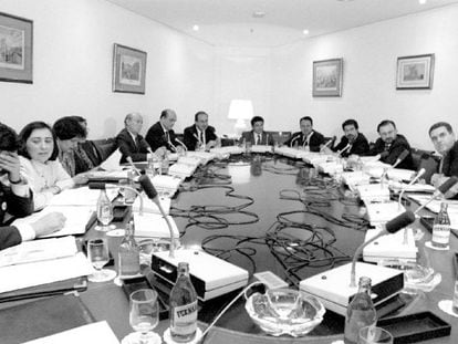 Reunión de la comisión sobre los fondos de la Dirección General de la Guardia Civil en 1994.