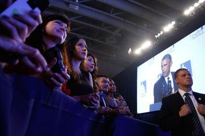 Representantes de la comunidad hispana miran el discurso de Obama.
