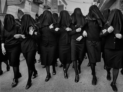 Mujeres marchan por las calles de Apulia (Italia) durante el Sábado Santo.