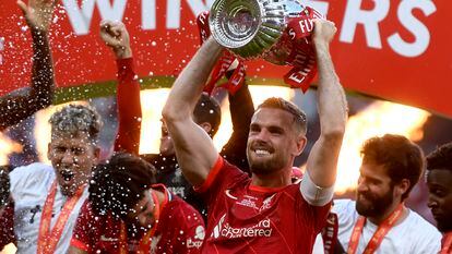 London (United Kingdom), 14/05/2022.- Liverpool's Jordan Henderson (C) lifts the trophy as Liverpool players celebrate after winning the English FA Cup final between Chelsea FC and Liverpool FC at Wembley in London, Britain, 14 May 2022. (Jordania, Reino Unido, Londres) EFE/EPA/NEIL HALL EDITORIAL USE ONLY. No use with unauthorized audio, video, data, fixture lists, club/league logos or 'live' services. Online in-match use limited to 120 images, no video emulation. No use in betting, games or single club/league/player publications

