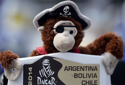 Un mono de peluche sostiene una tablilla durante la presentación delRally Dakar 2014