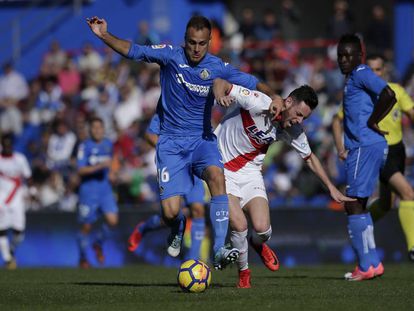 Cala protege el bal&oacute;n ante Burgui.