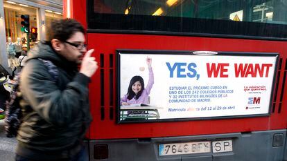Campaña publicitaria en los autobuses de la EMT, que promociona los colegios bilingües de la Comunidad de Madrid, con el lema 'Yes we want'.