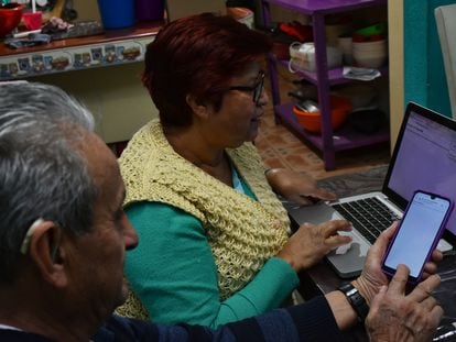 Dos personas usan internet en Ciudad de México, una de las ciudades más conectadas del país.