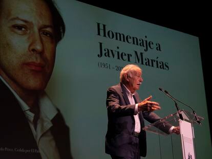 El escritor Eduardo Mendoza, durante su intervención en el homenaje a Javier Marías celebrado este viernes en el Círculo de Bellas Artes de Madrid.