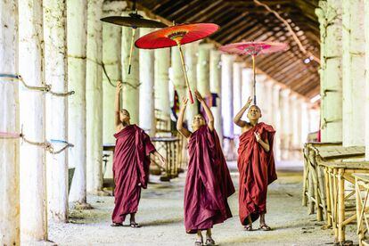 Mandalay es el principal centro cultural y religioso de Myanmar, un país donde los templos se cuentan por miles y la población monástica supera el medio millón. Los niños suelen iniciarse como novicios con seis o siete años en la ceremonia shinpyu, que se celebra con la luna llena de abril o mayo. /