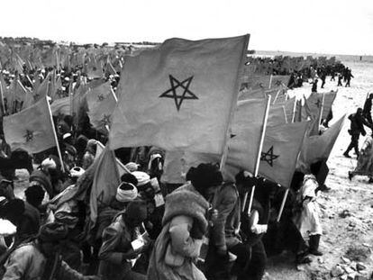 Imagen de la Marcha Verde  a lo largo del desierto del Sáhara, el 7 de noviembre de 1975.