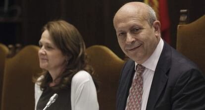 El ministro de Educaci&oacute;n, Jos&eacute; Ignacio Wert, junto a la secretaria de Estado de Educaci&oacute;n, Formaci&oacute;n Profesional y Universidades, Montserrat Gomendio. 