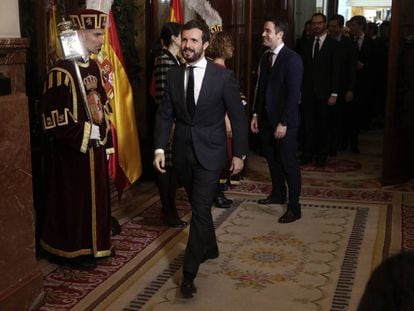 Pablo Casado, tras saludar a las presidentas del Congreso y el Senado. Tras él, Teodoro García Egea.