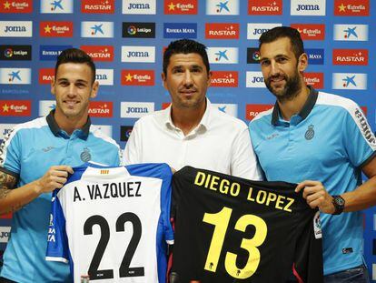Álvaro Vázquez; Ángel Gómez; y el portero Diego Lopez, durante la presentación de los jugadores en las instalaciones del RCD Stadium.