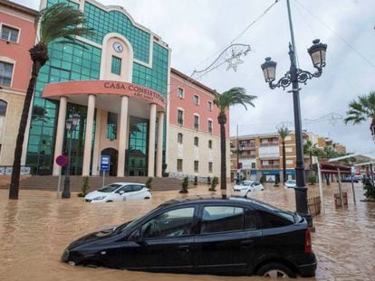 Varios coches atrapados en Los Alcázares (Murcia), una de los lugares más castigados por el agua. En vídeo, la gota fría se ceba con Murcia y Almería.