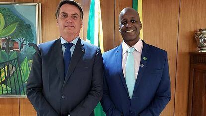 Camargo, director de la Fundación Palmares, junto al presidente Bolsonaro en una imagen que difundió en su cuenta de Twitter.