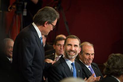 Felip VI somriu davant d&#039;Artur Mas.