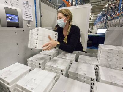 Una trabajadora de Pfizer, en Bruselas.