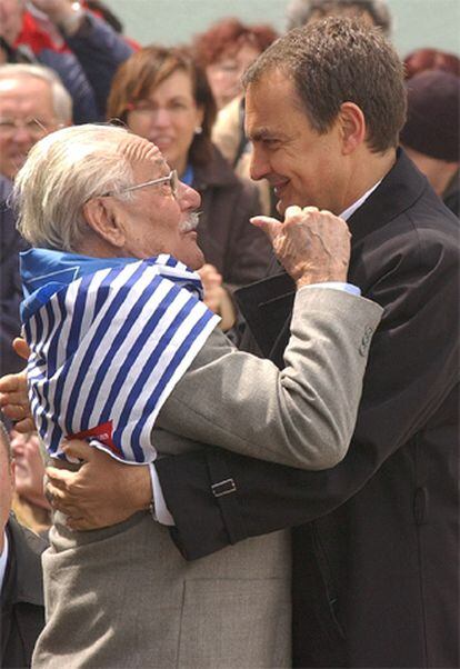 El presidente abraza a Eusebio Pérez, uno de los supervivientes del campo de concentración.