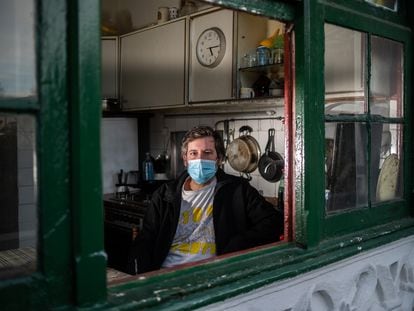 Pablo, en su vivienda de Pontevedra donde está confinado por positivo covid.