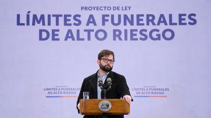 Gabriel Boric ofrece un discurso durante la firma del proyecto de ley, este miércoles, en Santiago.