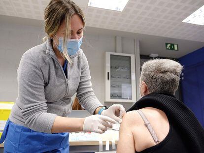 Una sanitaria vacuna a una mujer en Cataluña.