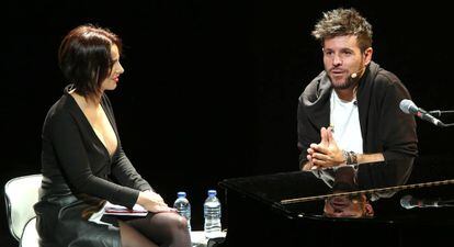 El artistas Pablo López y la periodista Laura Piñeiro, ayer en Cuarta Pared.