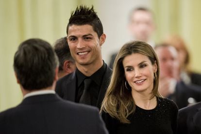 Cristiano Ronaldo y Letizia durante el acto.