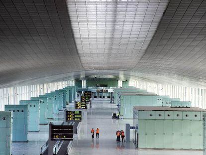Un gran brazo diáfano forma el eje principal de la nueva terminal del aeropuerto de El Prat.