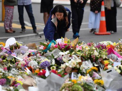 Ofrenda floral junto a la mezquita de Al Noor Masjid en Christchurch, Nueva Zelanda.