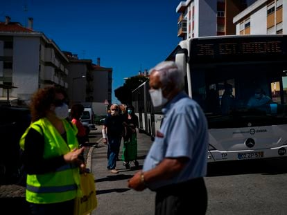 Una funcionaria del ayuntamiento de Loures, en la Gran Lisboa, distribuye mascarillas e información por las calles de la ciudad