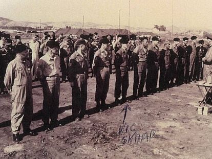 Fotografía oficial de la Fuerza Aérea de Estados Unidos facilitada por el veterano Victor Skaar, que participó en las tareas de limpieza en Palomares. Skaar es el quinto por la izquierda, como él mismo señala en un comentario de la imagen