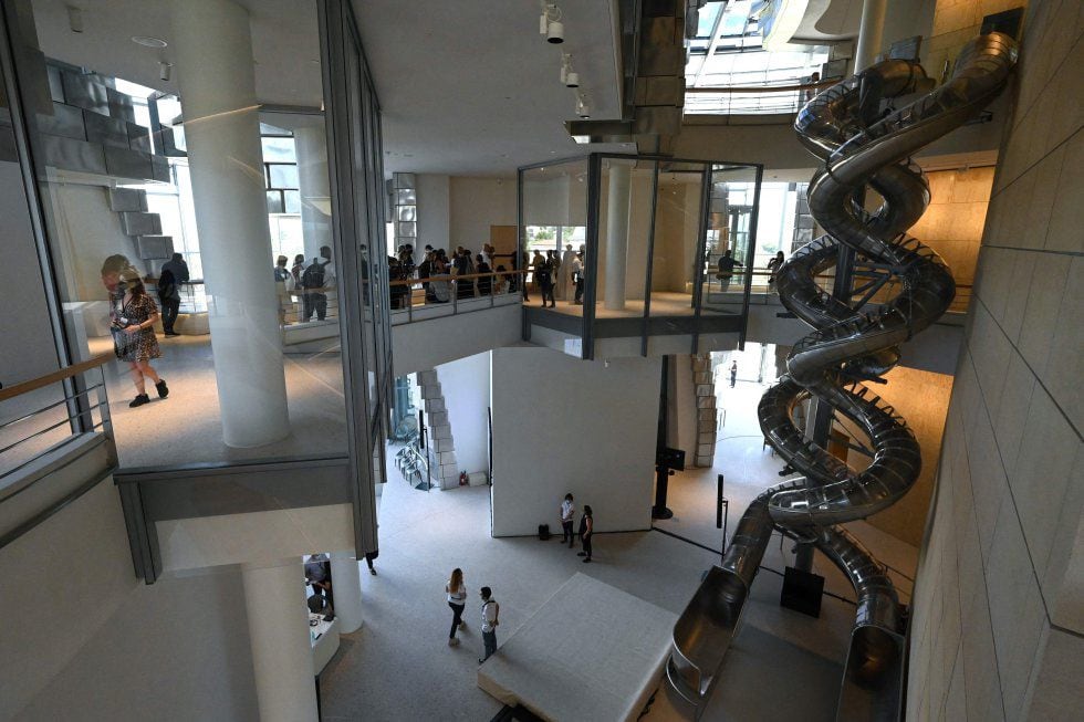 La reflexión que busca provocar el campus creativo Luma Arles no es incompatible con lo lúdico, como muestran los toboganes que ha instalado en el interior de La Torre el artista Casten Höller. 