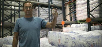 Ismael Benavent en su fábrica de hielo de Jerez de la Frontera.