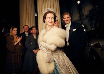 La actriz Claire Foy, en su papel de la reina Isabel II en la serie 'The Crown', ha logrado conjugar tres roles en uno en su joyero: el lujo, sello propio y la sutileza. |