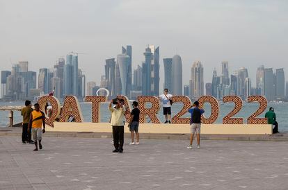 'Skyline' de Doha con turistas en primer término.