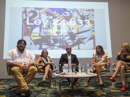 El ministro de Cultura, Pablo Avelluto (izq), junto a funcionarios argentinos en la presentación del nuevo sistema.