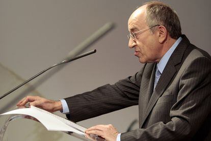 El gobernador del Banco de España, Miguel Ángel Fernández Ordóñez, en un acto de la APD.