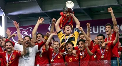 Iker Casillas, capitán de la selección española, levanta la Eurocopa en el Estadio Olímpico de Kiev.