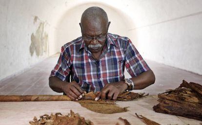 Jos&eacute; Castelar confeccionando el habano de 90 metros.