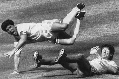 Maradona cae derribado por el brasileño Galvao durante el Mundial de 1990.